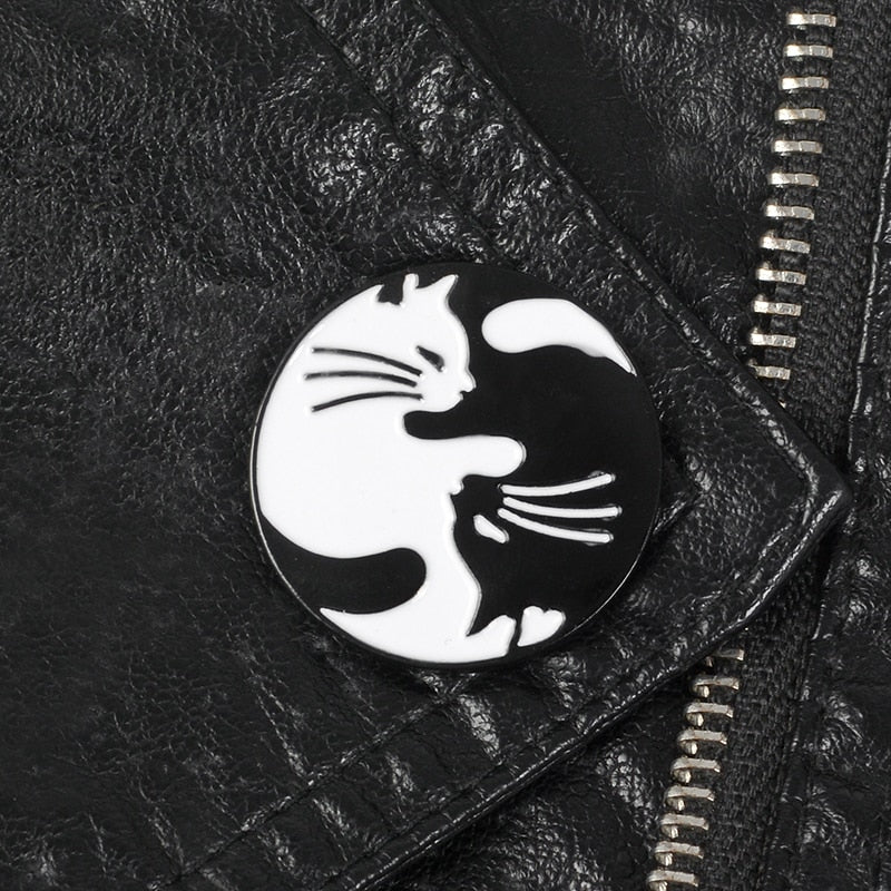 Pin en leather cat